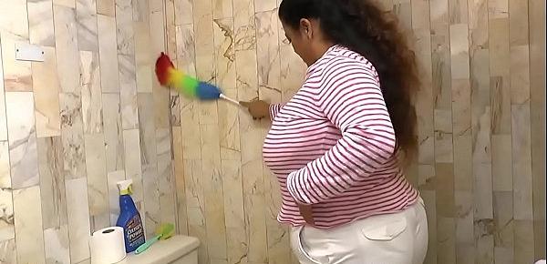  Latina BBW Rosaly makes cleaning the bathroom a bliss